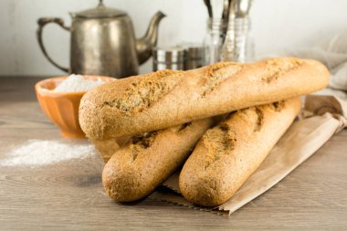 Yakın plan enfes taze pişmiş baget ekmeği.