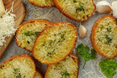 Ev yapımı İtalyan Çıtır Fırınlı Sarımsaklı Ekmek Zeytinyağı, Izgara Parmesan ve Bitki