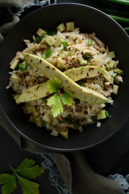 Avokado ile lezzetli risotto yakın çekim