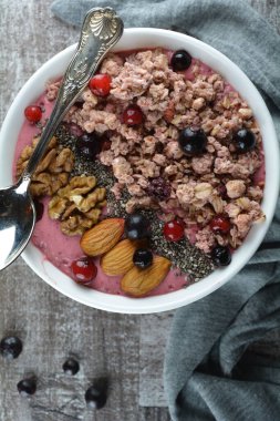 Mısır gevreği ve fındıklı lezzetli bir kahvaltı. 