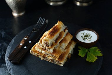 Lezzetli rulo hamur ve etin yakın plan çekimi.