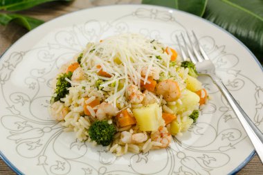 Parmesanlı ve sebzeli lezzetli karides pilavı.