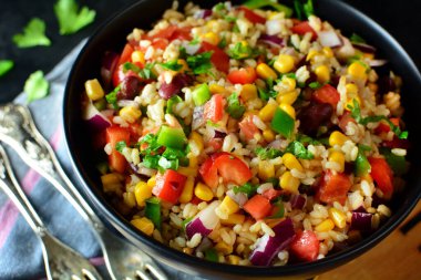 Kovboy salatası masada. 