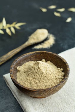 Masanın üzerinde psyllium kabuk tozu