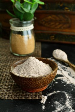 Masanın üzerinde psyllium kabuk tozu