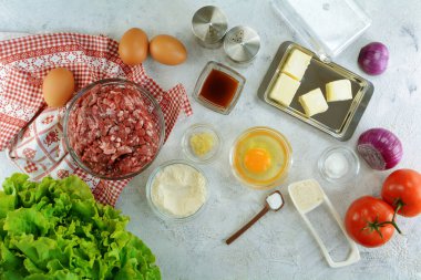 Lezzetli keto yumurtalı hamburgerlerden yakın çekim.