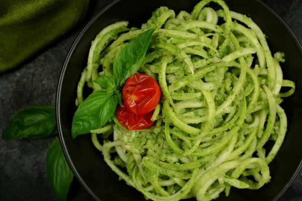 Keto Diet Cukinia Makaron Basil Pesto Zioła Pomidory Wiśniowe — Zdjęcie stockowe