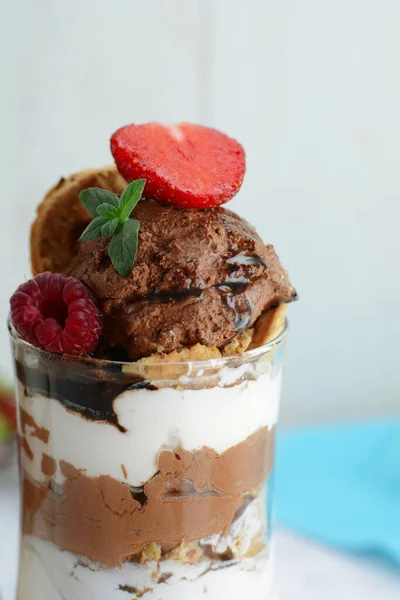 Gelado Parfait Com Biscoitos Frutas — Fotografia de Stock