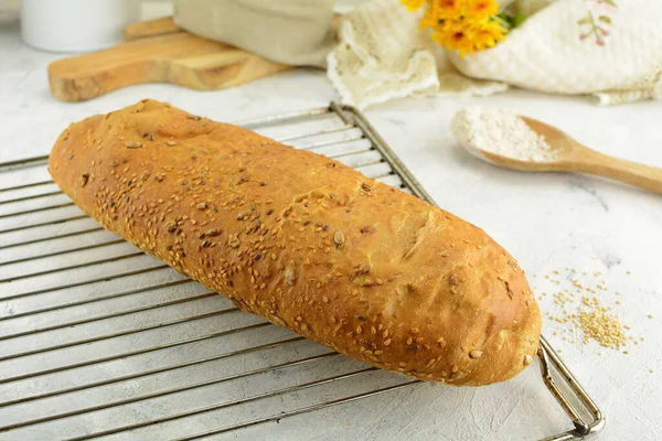 Классический Домашний Хлеб Цельного Зерна Семенами — стоковое фото