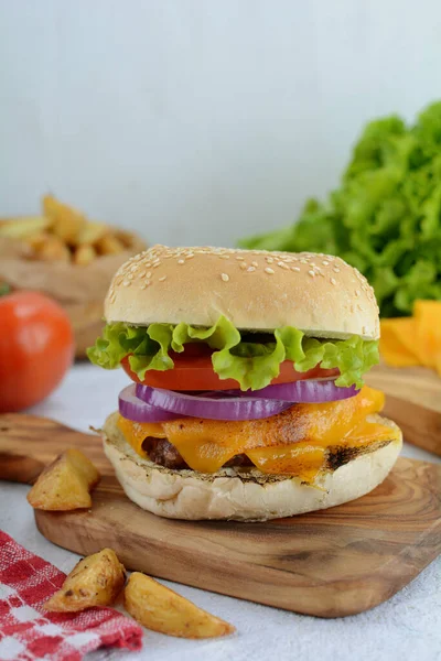 Крупный План Вкусных Классических Гамбургеров — стоковое фото