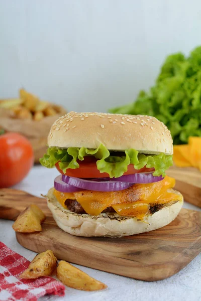 Nahaufnahme Von Leckeren Klassischen Hamburgern — Stockfoto