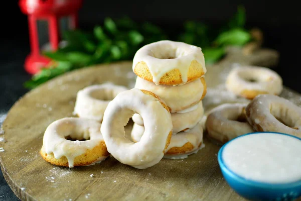Крупный План Вкусных Глазированных Белых Пончиков — стоковое фото