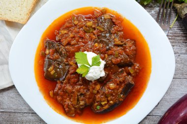 Lezzetli dolgulu patlıcanları yakın.