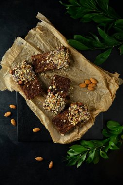 Çikolata ve fındık dilimlenmiş muzlu kakaolu ekmek.