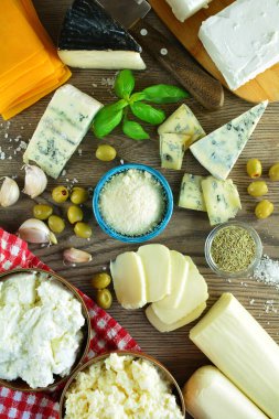 Yakın plan enfes baget pizza ve farklı peynirler.