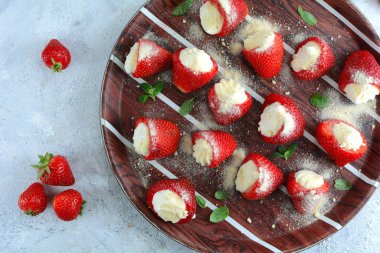 Krem şanti ve krem peynirle doldurulmuş peynirli cheesecake ile doldurulmuş çilekler.. 