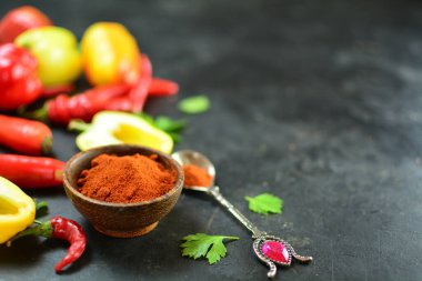 Kara Arkaplanda Biber ve Baharatlar 