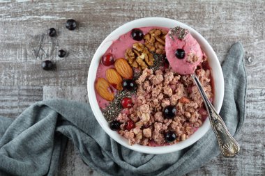 Mısır gevreği ve fındıklı lezzetli bir kahvaltı. 