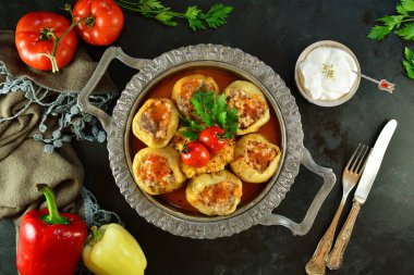 Lezzetli dolma dolma biberleri yakın.