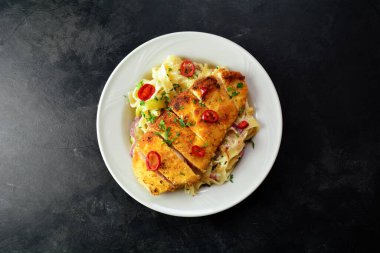  Alfredo, et ve erişte tabakta. 