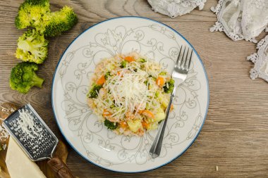 Parmesanlı ve sebzeli lezzetli karides pilavı.