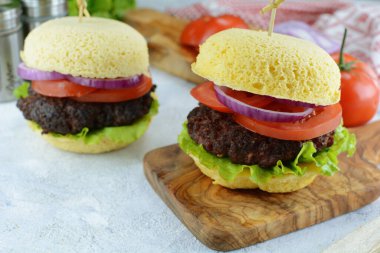 Keto yumurtalı burgerler, kapatın.