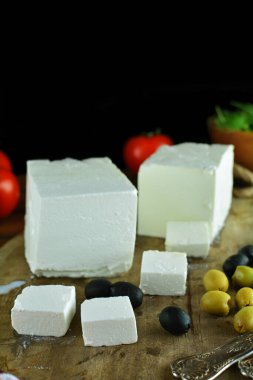 Yakın plan enfes baget pizza ve farklı peynirler.