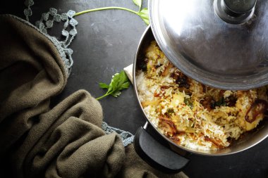 Lezzetli biryani soslu tavuk.