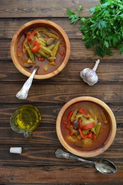 Lezzetli bamya yahnisinin yakın plan çekimi.