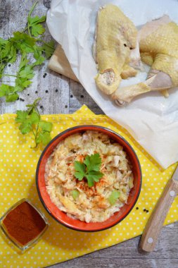 Tavuk bacaklı patates püresinin yakın plan çekimi.