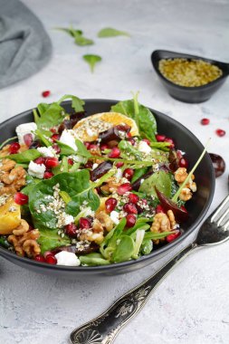 Cevizli ve zataar soslu ıspanak salatası 