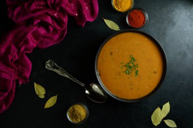 Tabakta ev yapımı köri. 