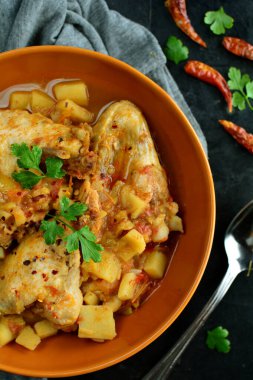 Biberli tavuk kanadı yahnisi