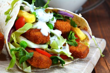 Balık kroket ve sebzeli pide.