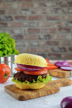 Keto yumurtalı burger ekmeği, yakın çekim.