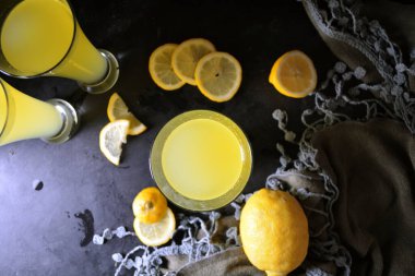 Lezzetli limonatanın yakın plan çekimi.