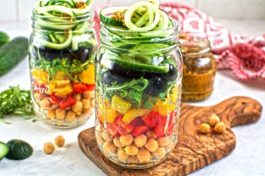 Yakın plan enfes kavanoz salatası.