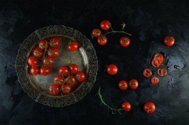 Siyah Arkaplanda Taze Olgun Kiraz Domatesleri