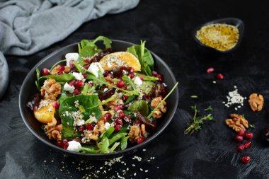 Cevizli ve zataar soslu ıspanak salatası 