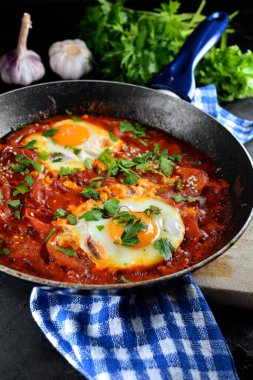 Domatesli leziz sahanda yumurtanın yakın çekimi.