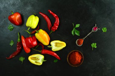 Kara Arkaplanda Biber ve Baharatlar 