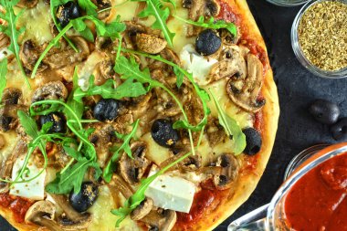 Yakın plan enfes mantarlı pizza.