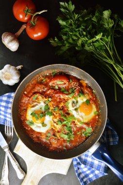 Domatesli leziz sahanda yumurtanın yakın çekimi.