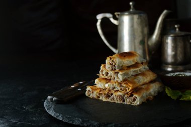 Lezzetli rulo hamur ve etin yakın plan çekimi.