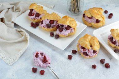 Lezzetli ahududulu kremalı böreklerden yakın çekim.