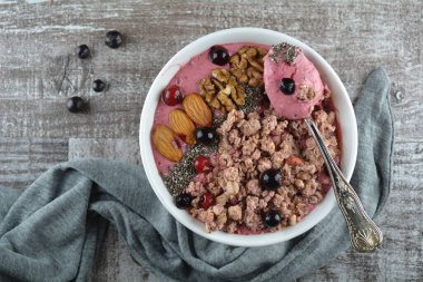 Mısır gevreği ve fındıklı lezzetli bir kahvaltı. 