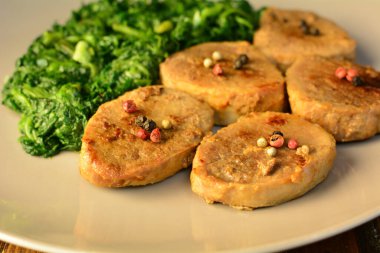 Dana madalyonu ve kızarmış ıspanak.