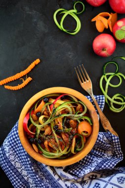 Yakın plan enfes keto kabaklı makarna. 