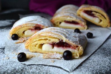 Kirazlı vanilyalı rulo yakın çekim