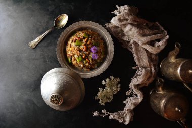 Lezzetli rava upma 'yı masaya yakın.